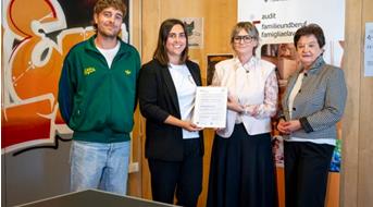 20260916-verleihung-audit-familienundberuf-an-jugendzentrum-fly-fabio-brucculeri-7