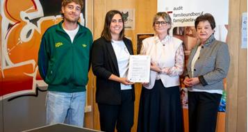 20260916-verleihung-audit-familienundberuf-an-jugendzentrum-fly-fabio-brucculeri-7