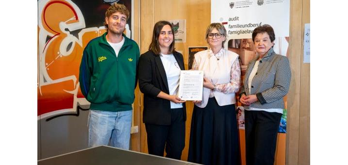 20260916-verleihung-audit-familienundberuf-an-jugendzentrum-fly-fabio-brucculeri-7