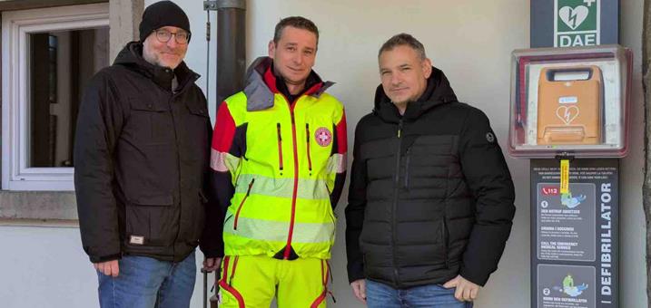 suedtiroler-kinderdorf-aed-saeule