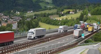 autobahn-lkw-stau