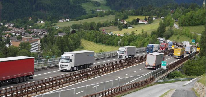 autobahn-lkw-stau