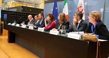 piattaforma-economia-tavolo