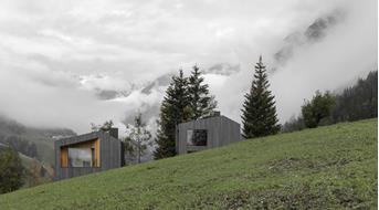 architektur-wipptal-suedtirol-naemas-gelaende-neubau-fassade-holz-pflersch-zierhof