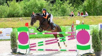 jumping-in-the-alps-wiesen-2026-rebecca-leitner
