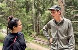 su-dtirol-alto-adige-ranger-ev-jonas-lintner-im-gespra-ch-mit-gast-monika-franzelin-geoparc-bletterbach