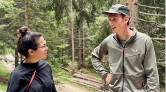 su-dtirol-alto-adige-ranger-ev-jonas-lintner-im-gespra-ch-mit-gast-monika-franzelin-geoparc-bletterbach