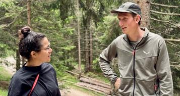 su-dtirol-alto-adige-ranger-ev-jonas-lintner-im-gespra-ch-mit-gast-monika-franzelin-geoparc-bletterbach