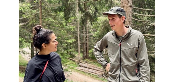 su-dtirol-alto-adige-ranger-ev-jonas-lintner-im-gespra-ch-mit-gast-monika-franzelin-geoparc-bletterbach